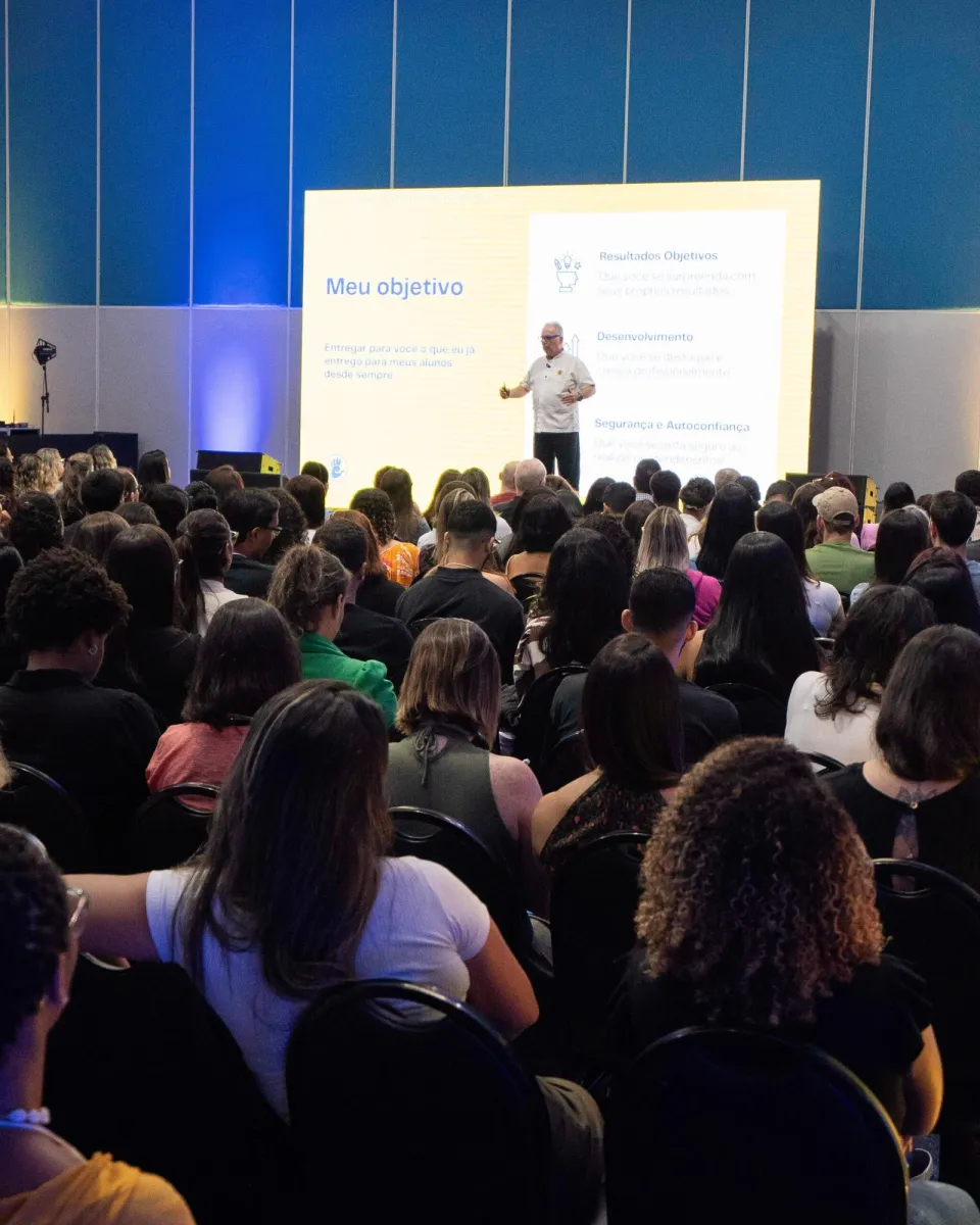 Prof. Henrique Baumgarth dando aula para uma sala cheia